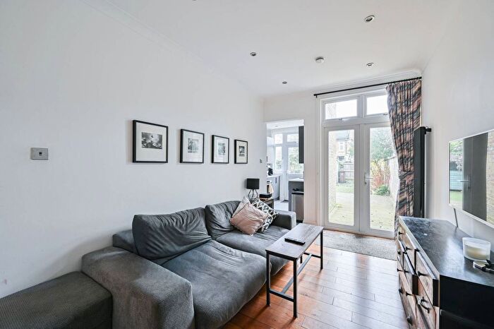 2 Bedroom Flat For Sale In Park Avenue, Mitcham, CR4