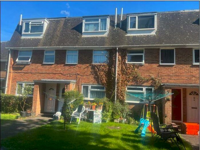 2 Bedroom Maisonette To Rent In Slough, Berkshire, SL1
