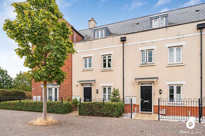 4 Bedroom Town House For Sale In Pioneer Way, Bicester, OX26