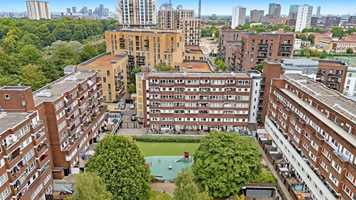 2 Bedroom Flat To Rent In Weatherley Close, Bow, E3