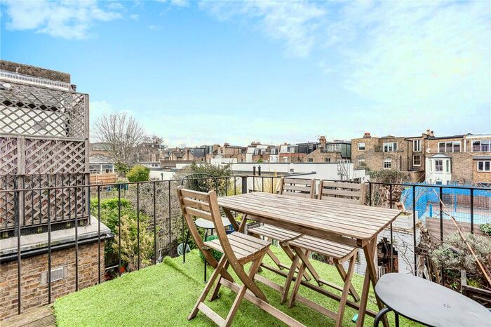 3 Bedroom Maisonette To Rent In Wix's Lane, Clapham Common, SW4