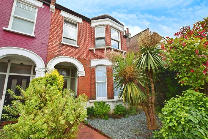 3 Bedroom Flat To Rent In Manor View, London, N3