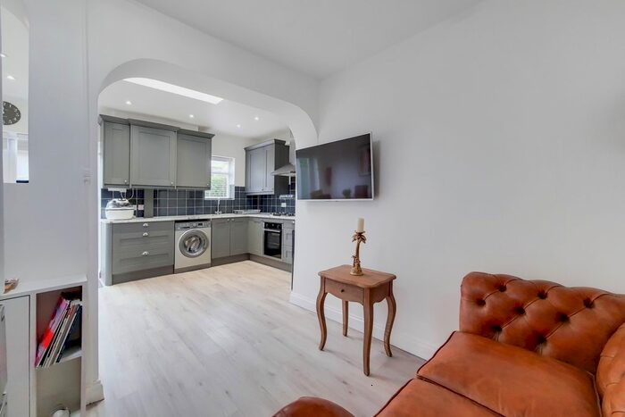 1 Bedroom Flat To Rent In Saxon Drive, Acton, W3