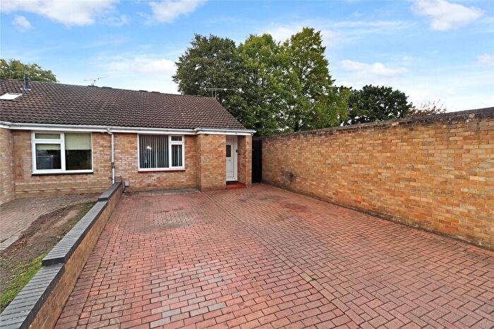 1 Bedroom Bungalow For Sale In Heythorp Close, Woking, Surrey, GU21
