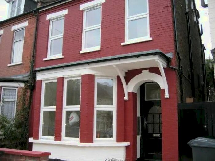 Studio To Rent In Yew Grove, London, NW2