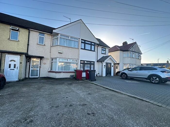 2 Bedroom Terraced House For Sale In Slough, Oatlands Drive, SL1