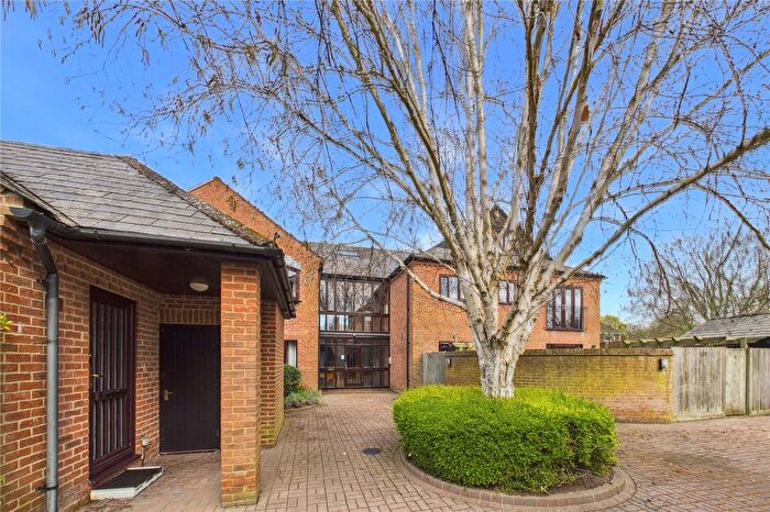 2 Bedroom Flat For Sale In Queens Court, Goring, Reading, Oxfordshire, RG8