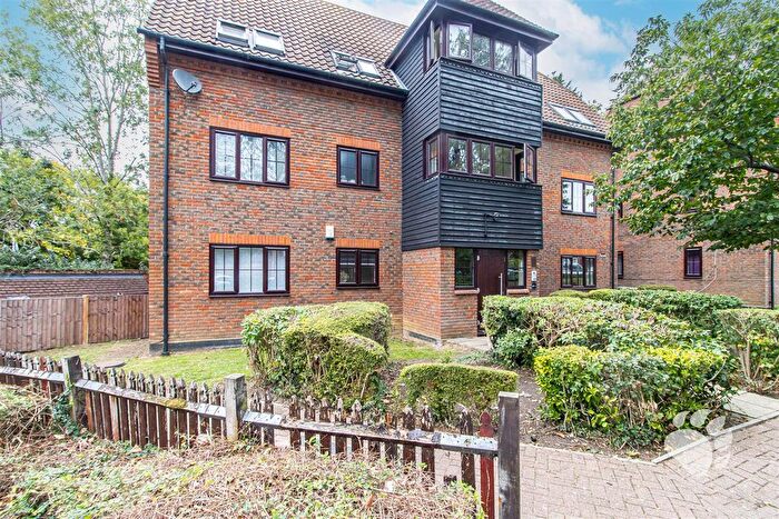 1 Bedroom Flat For Sale In Spruce Close, Steeple View, SS15