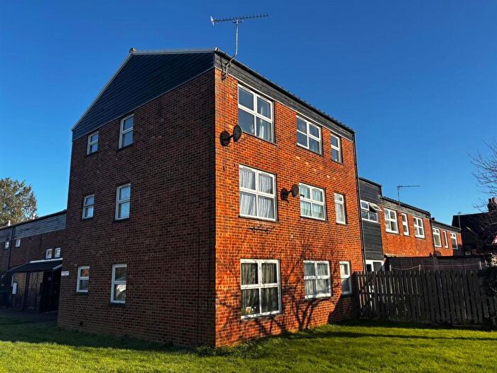 2 Bedroom Flat To Rent In Onslow Close, Hatfield, AL10