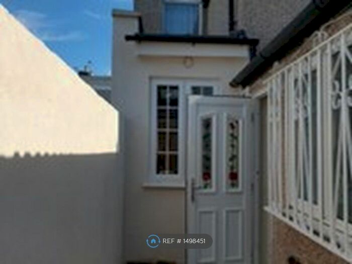 4 Bedroom Semi-Detached House To Rent In Tottenham Near Stadium, London, N17