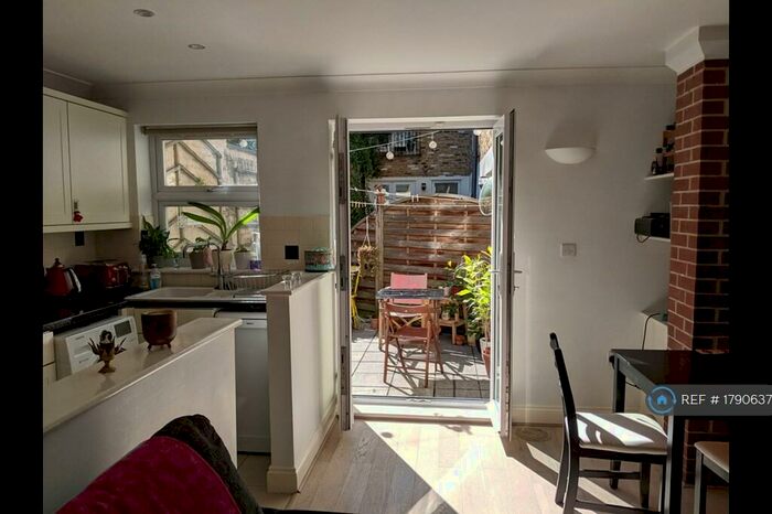 1 Bedroom Flat To Rent In Rear Of - Kirkdale, London, SE26