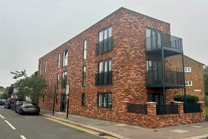 2 Bedroom Flat To Rent In Chingford Road, London, E17