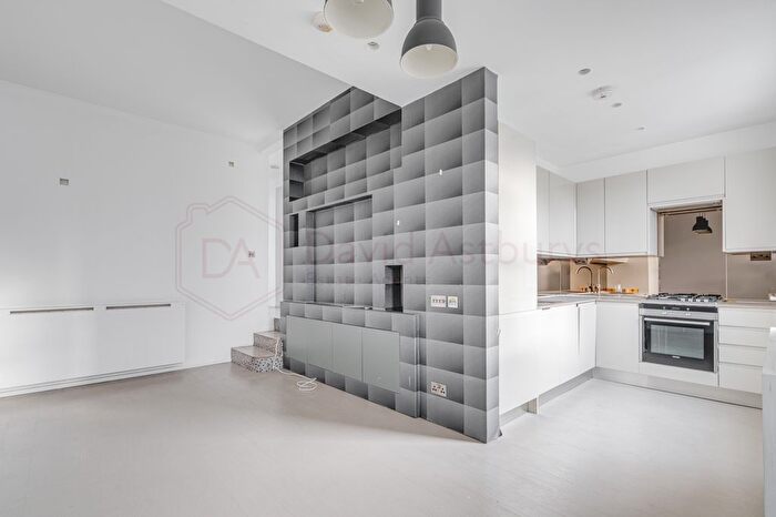 2 Bedroom Flat To Rent In Granville Road, North Finchley, London, N12