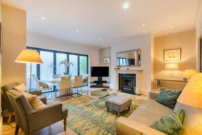 3 Bedroom Flat To Rent In Redcliffe Square, Chelsea, London, SW10