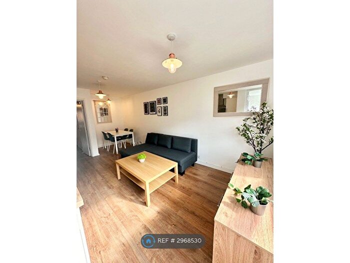 3 Bedroom Flat To Rent In Rhodeswell Road, London, E14