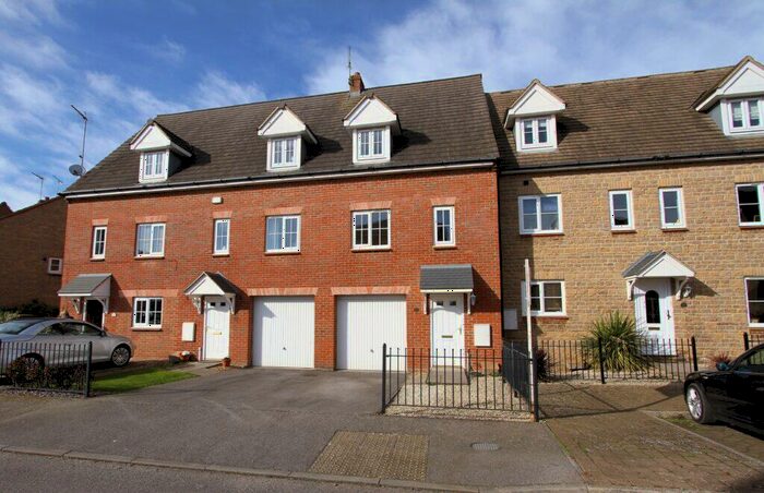3 Bedroom Town House To Rent In Ashmead Road, Banbury, Oxon, OX16
