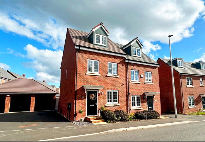 3 Bedroom Semi-Detached House For Sale In Trussell Way, Rugby, Warwickshire, CV22