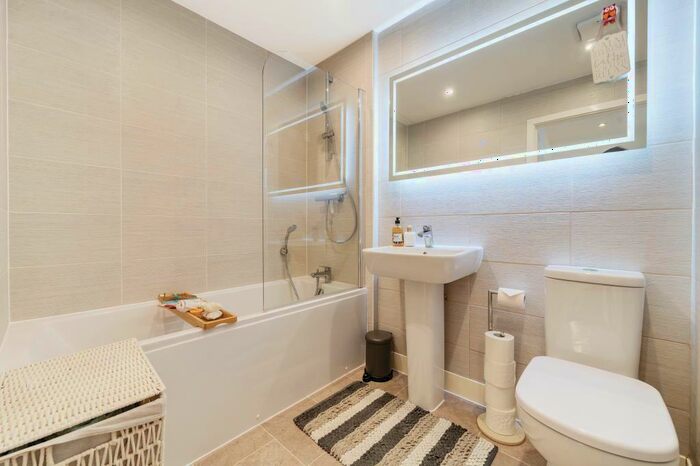 4 Bedroom Town House To Rent In Kingsbrook, Aylesbury, HP22