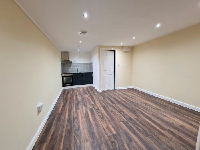 Studio To Rent In Lower Dunton Road, Upminster, RM14
