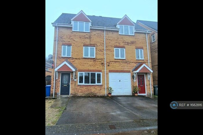 4 Bedroom Semi-Detached House To Rent In Calabria Grove, Barnsley, S70