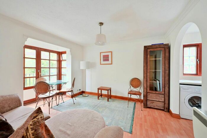 1 Bedroom Flat To Rent In Selhurst Close, Southfields, London, SW19