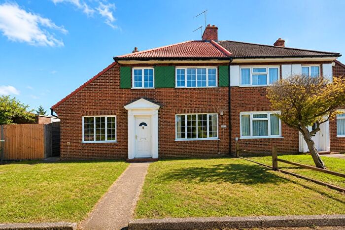 3 Bedroom Semi Detached House To Rent In Great West Road, Hounslow, TW5