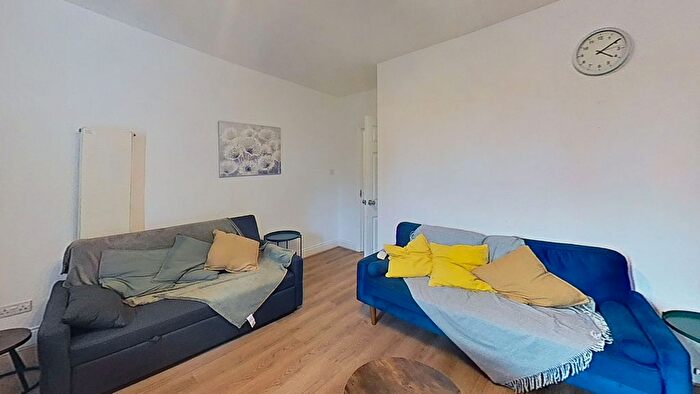 2 Bedroom Flat For Sale In Charlton Road, London, SE3