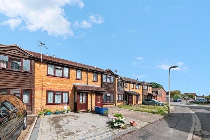 1 Bedroom Terraced House For Sale In Barnes Avenue, Norwood Green, UB2