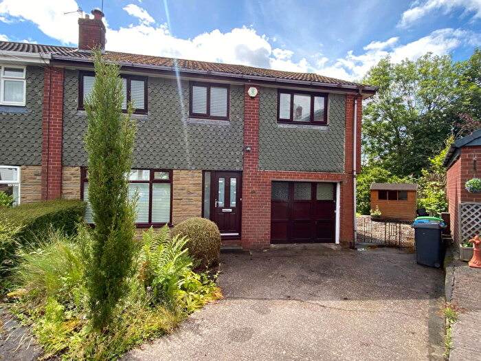 4 Bedroom Semi-Detached House For Sale In Sandringham Way, Royton, OL2
