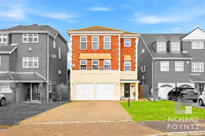 4 Bedroom House For Sale In Silver Point Marine, Canvey Island, SS8