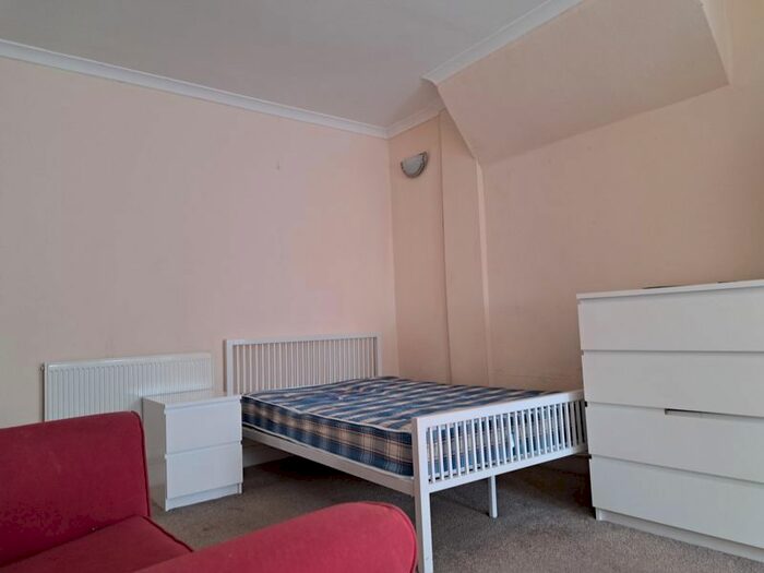 Studio To Rent In Brighton Road, Purley, CR8