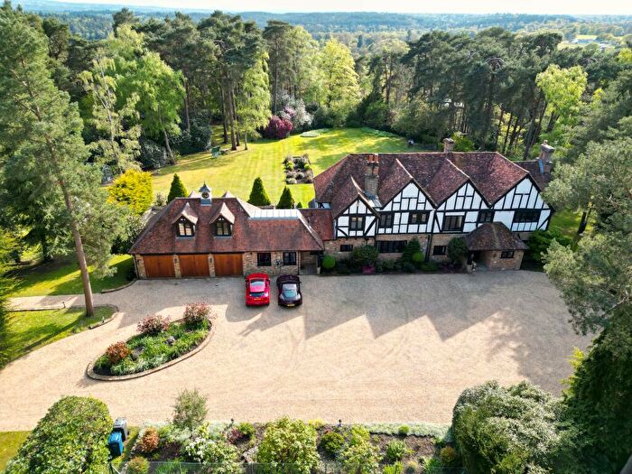 6 Bedroom Detached House For Sale In Cobbetts Ridge, Farnham, GU10