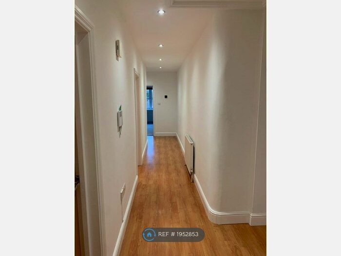 2 Bedroom Flat To Rent In The Warehouse, London, N14