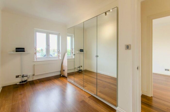 2 Bedroom Flat To Rent In Torrington Park, North Finchley, London, N12