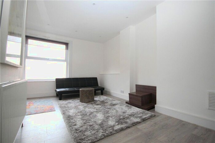 2 Bedroom Flat To Rent In Goldhawk Road, London, W12