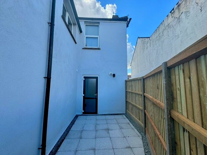 1 Bedroom Flat To Rent In High Street, Gillingham, Kent, ME8