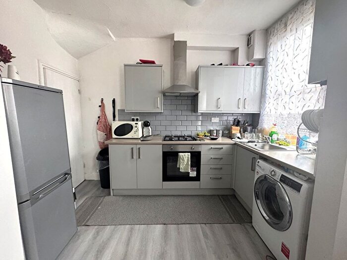 2 Bedroom Terraced House For Sale In Bayswater Grove, Leeds, LS8