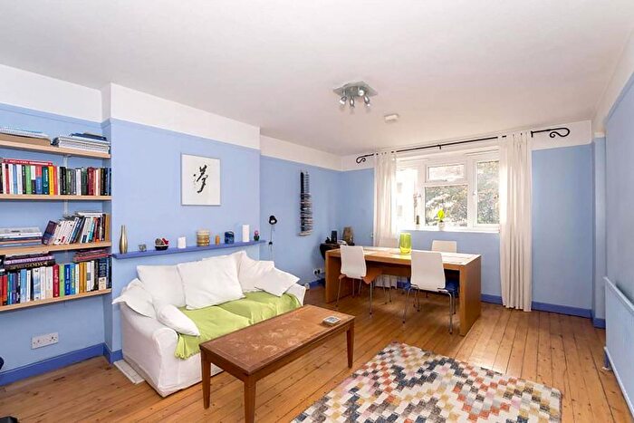3 Bedroom Flat To Rent In Brick Farm Close, Kew, Richmond, TW9