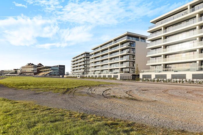 2 Bedroom Flat For Sale In Newbury, Berkshire, RG14