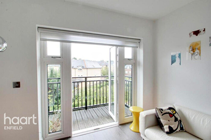 2 Bedroom Apartment To Rent In Linden Way, London, N14