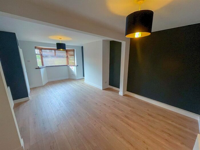 4 Bedroom Semi-Detached House To Rent In Gurth Avenue, Edenthorpe, Doncaster, DN3