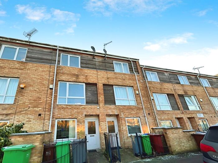 4 Bedroom House To Rent In Aspull Walk, Grove Village, Manchester, M13