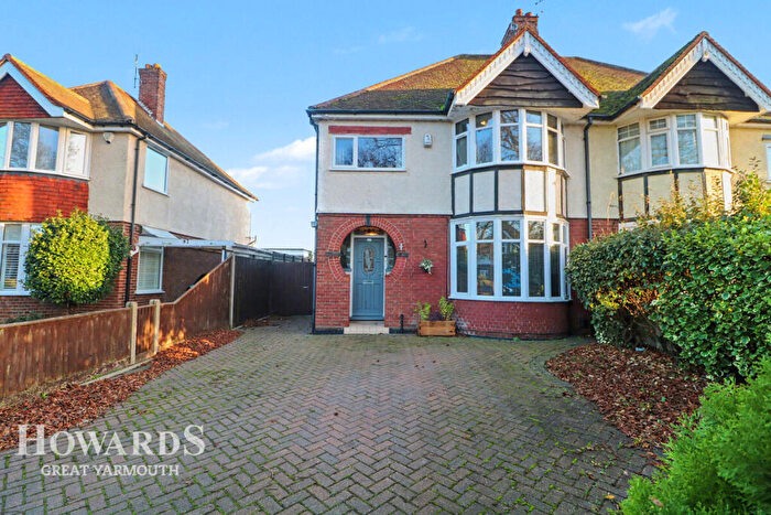 3 Bedroom Semi-Detached House For Sale In Lawn Avenue, Great Yarmouth, NR30