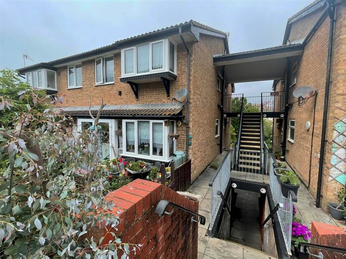 2 Bedroom Flat To Rent In Pinders Road, Hastings, TN35