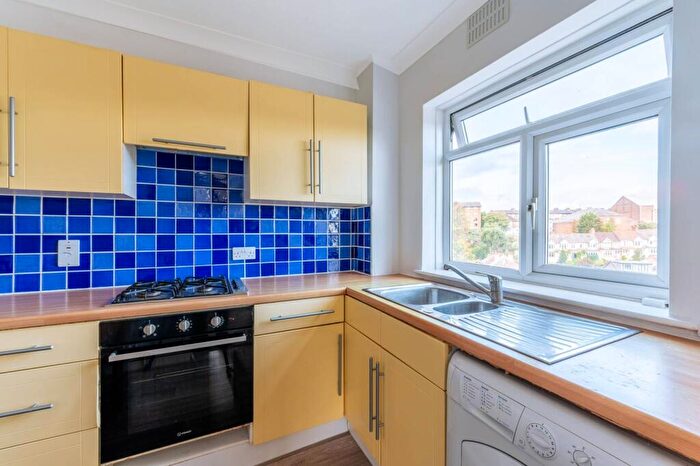 2 Bedroom Flat For Sale In Cintra Park, Crystal Palace, London, SE19