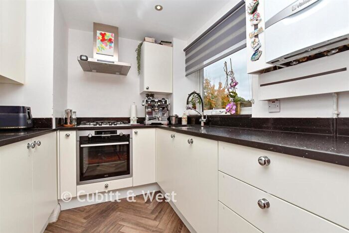 2 Bedroom Maisonette For Sale In Upton Dene, Sutton, Surrey, SM2