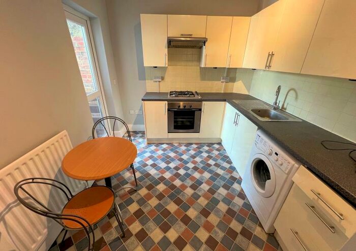 2 Bedroom Flat To Rent In Long Lane, Finchley, N3