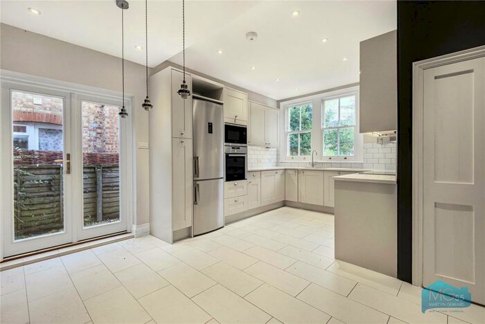 2 Bedroom Apartment To Rent In Sedgemere Avenue, East Finchley, London, N2