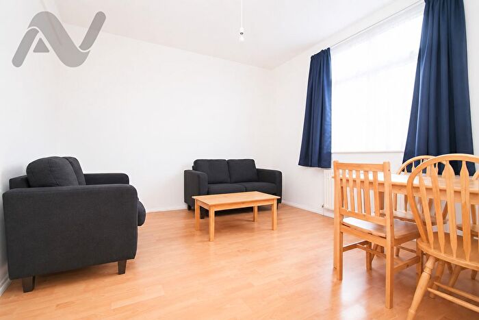 3 Bedroom Maisonette To Rent In Green Lanes, London, N16