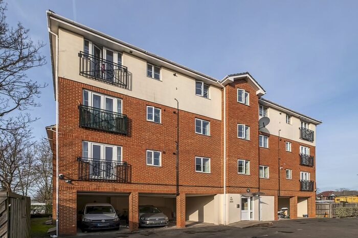 1 Bedroom Flat To Rent In West Point Close, Hounslow TW4